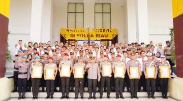 Kapolda Riau Apresiasi 133 Personel Berprestasi Lewat Penghargaan